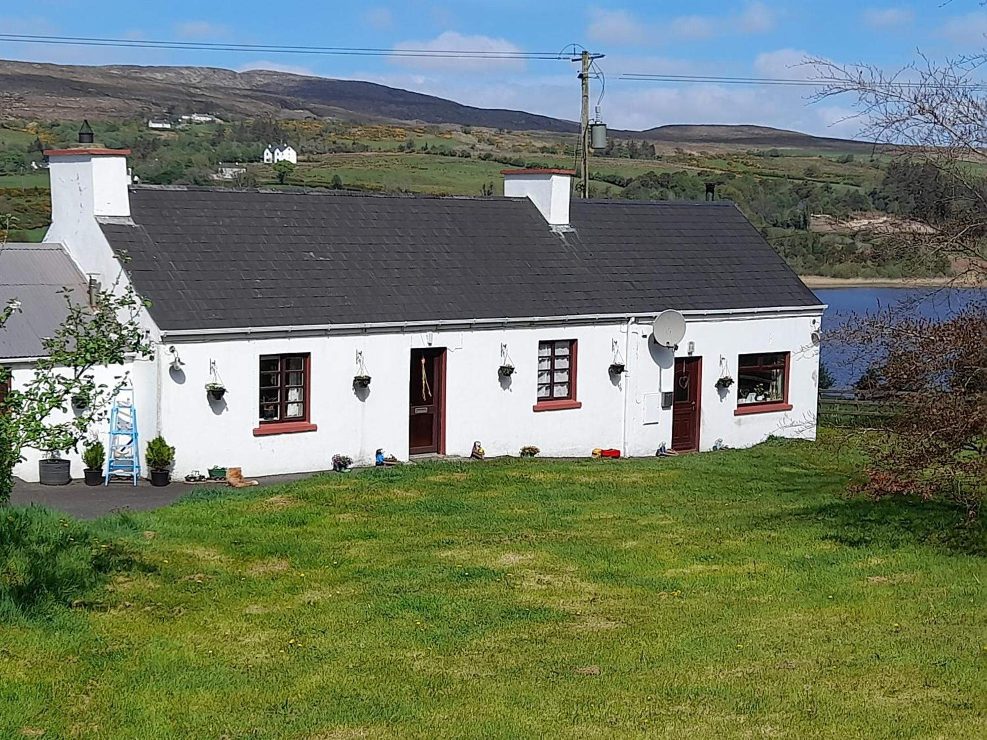 Granny'S Cottage, A Lovely Lakeside Cottage Donegal Town ภายนอก รูปภาพ